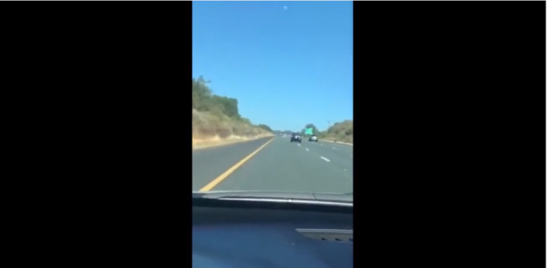 Un conducteur ivre n’arrive pas à rester sur la route et finit par se crasher