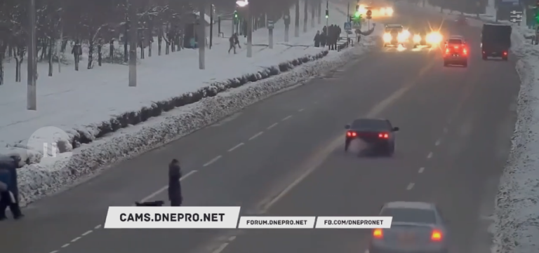 Un conducteur s’arrête pour corriger des piétons qui traversent n’importe où…