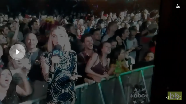 Un couple se fait vraiment plaisir lors du réveillon en direct à la TV