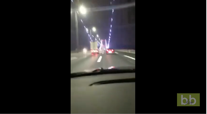 Une voiture passe entre deux véhicules pendant une course sauvage