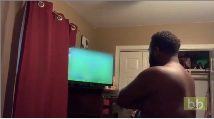 Ce fan éclate la TV d&rsquo;un coup de poing après la défaite de son club de Foot !