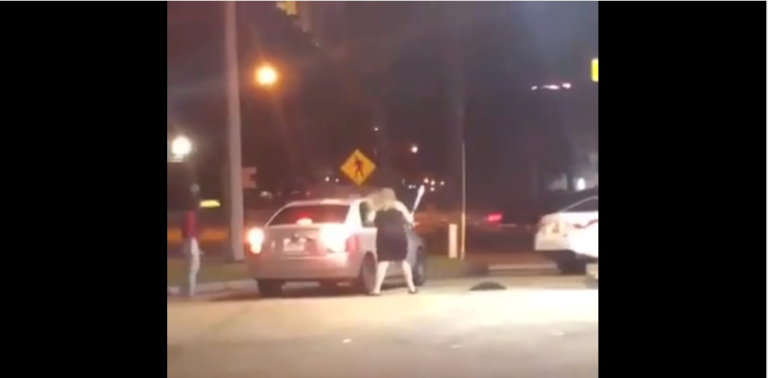 Deux femmes sortent la batte de Baseball pour en découdre !