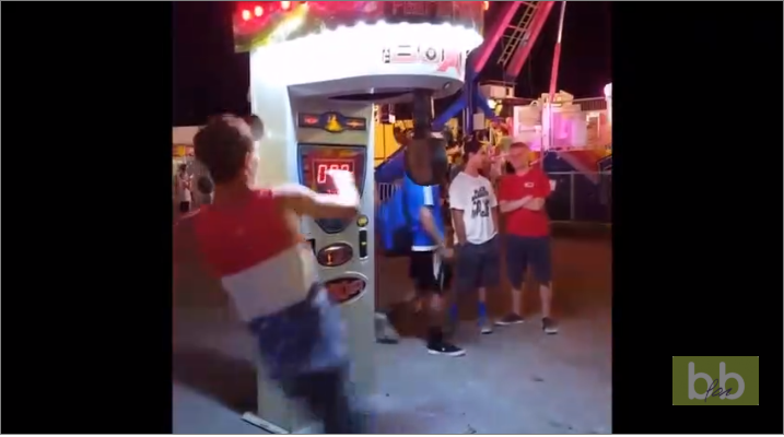 Il se prend la gamelle de sa vie à la fête foraine