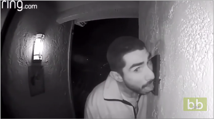 Un homme filmé en train de lécher la sonnette d’une maison en pleine nuit pendant 3 heures