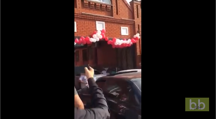 Un mariage russe dérape à cause de deux invités trop excités en voiture