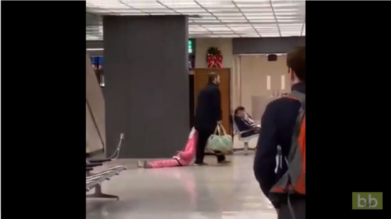 Un papa traîne sa fille capricieuse par la capuche à l’aéroport