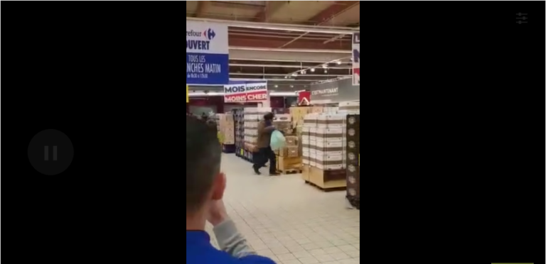 Des clients courent et se bousculent pour une promotion sur du chocolat dans un Carrefour