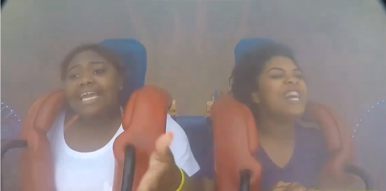 Une fille fait la fière à la fin d’un slingshot alors qu’elle a beaucoup souffert