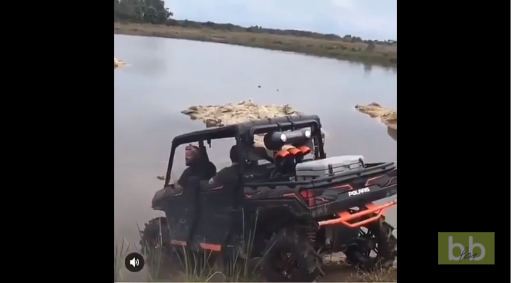 Cet homme pense que son véhicule tout-terrain peut rouler dans l’eau