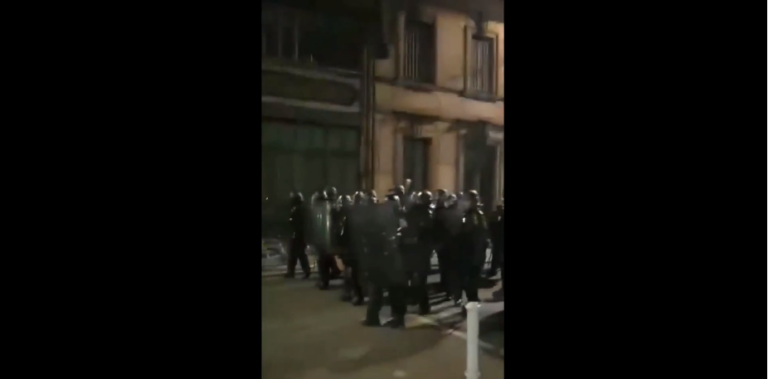 Un CRS va mettre un coup de tête à son collègue pendant la manifestation des Gilets Jaunes à Toulouse