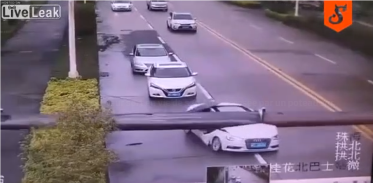 Ce conducteur sort en vie de son Audi écrasée par un poteau sur l&rsquo;autoroute !