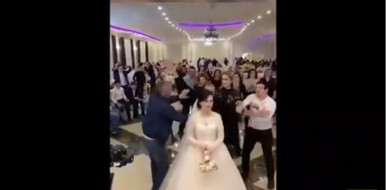 Deux femmes se battent pour le bouquet de la mariée