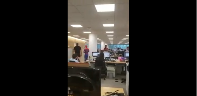 Déguisé en Spider-Man pour son dernier jour de travail dans un banque