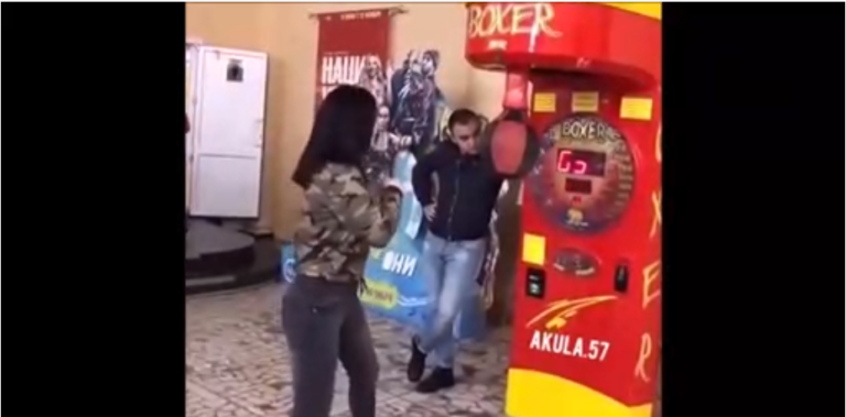 Elle rate le punching ball et met KO son copain