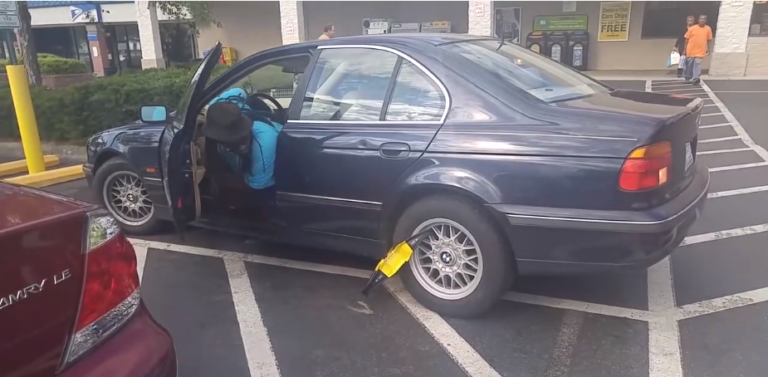 Il s&rsquo;en va avec le sabot de la fourrière accroché à sa voiture…