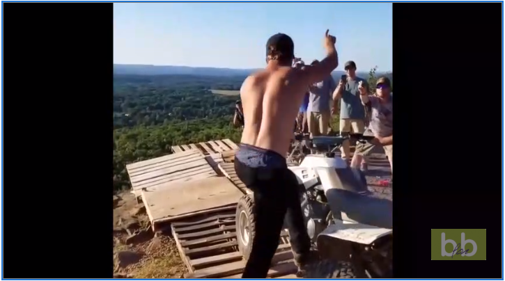 Il tente de jeter un quad du haut d&rsquo;une falaise mais ça ne se passe pas comme prévu