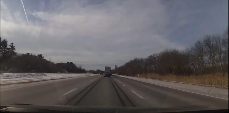 Instant Karma pour un automobiliste qui zigzague sur l’autoroute