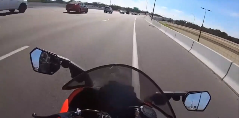 Le conducteur d’une BMW veut faire la course avec une moto sur l’autoroute mais ça finit mal