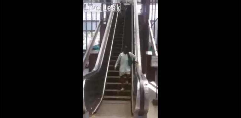 Quand des indiens prennent pour la première fois un escalator…