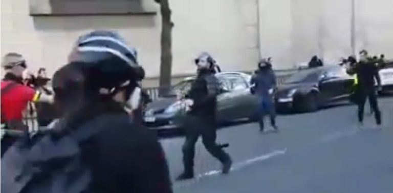 Un CRS est pris de panique quand il se rend compte qu’il est isolé au milieu des Gilets Jaunes