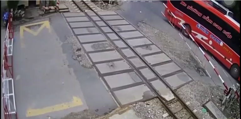 Un bus vient s’encastrer dans la barrière d’un passage à niveau