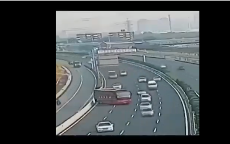 Un chauffeur d’autocar ne veut pas prendre un péage et fait demi-tour sur l’autoroute