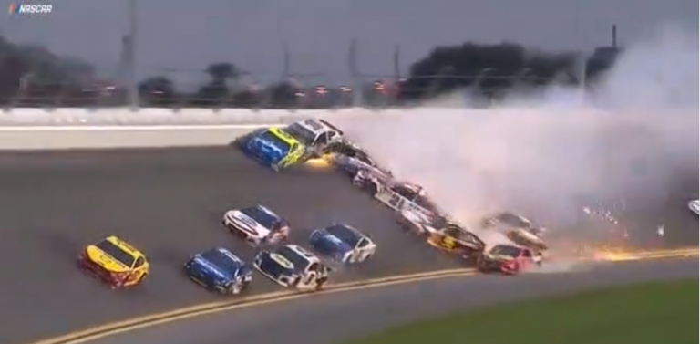 Un crash géant de 21 voitures dans la course de Nascar Daytona 500