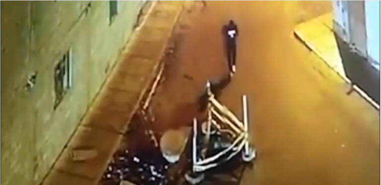 Un homme absorbé par son téléphone tombe dans un trou en marchant