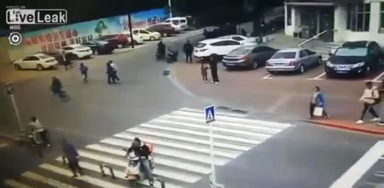 Un motard malchanceux se fait assommer par un panneau de passage piéton !