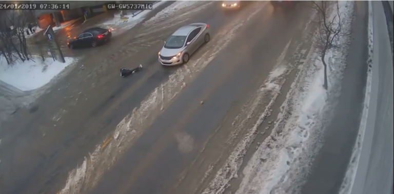 Un piéton sur une route verglacée est en galère…