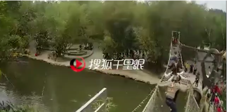 Un pont suspendu cède à cause de touristes qui sautent dessus