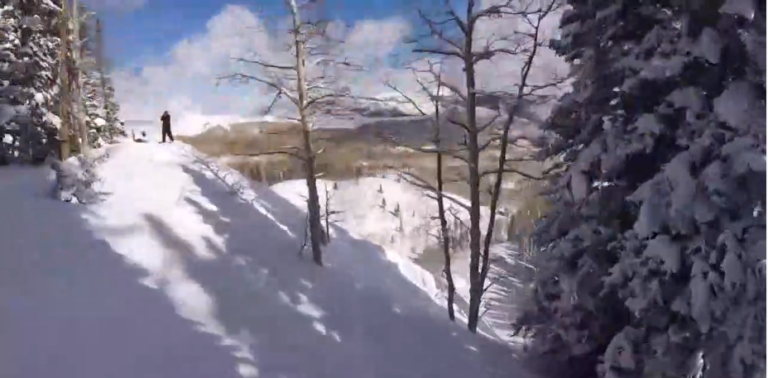 Un skieur hors-piste est emporté par une avalanche