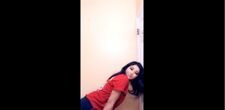 Une adolescente fait un peu trop la belle dans sa chambre