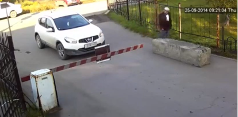 Une femme sans pitié détruit une barrière…