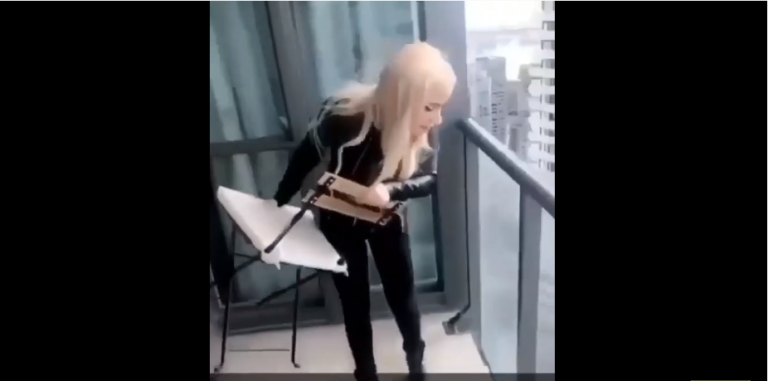 Une fille balance une chaise du 45e étage d’un immeuble