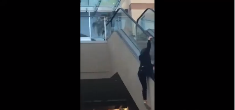 Une fille va regretter d’avoir voulu monter sur un escalator en étant suspendue