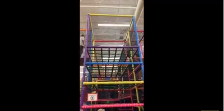 Une maman monte sur une structure d’escalade pour enfant mais ça se termine mal