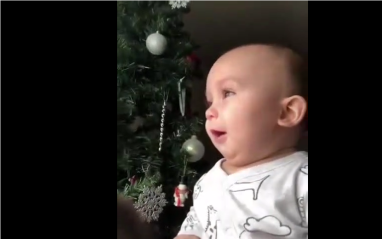 Essayez de ne pas rire… face à ce bébé hilare !