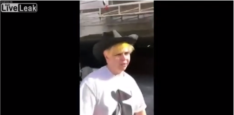 Il se prend une brique sur la tête en secouant l&rsquo;échafaudage