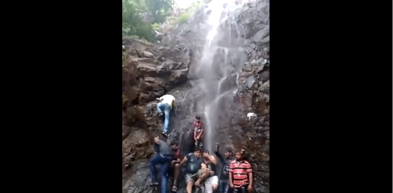 Cet homme va regretter de faire du canyoning en claquettes