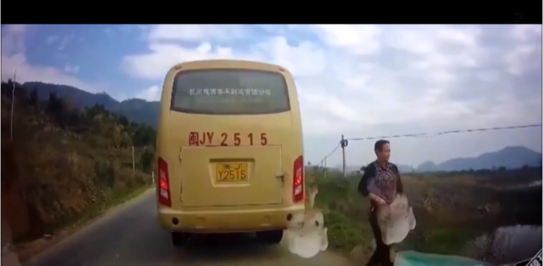 Un chauffeur de bus sort pour un petit pipi et va avoir très chaud…