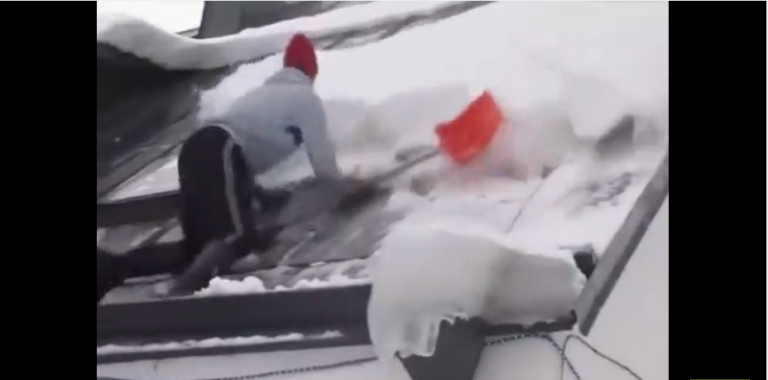 Un homme se foire en voulant déneiger son toit