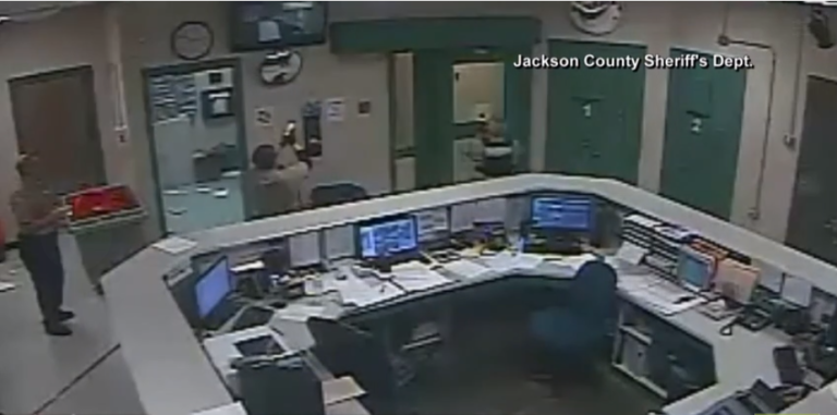 Un détenu essaye de s’évader de prison en passant par le plafond de la prison