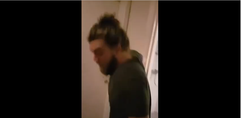 Il effraye son colocataire en permanence…