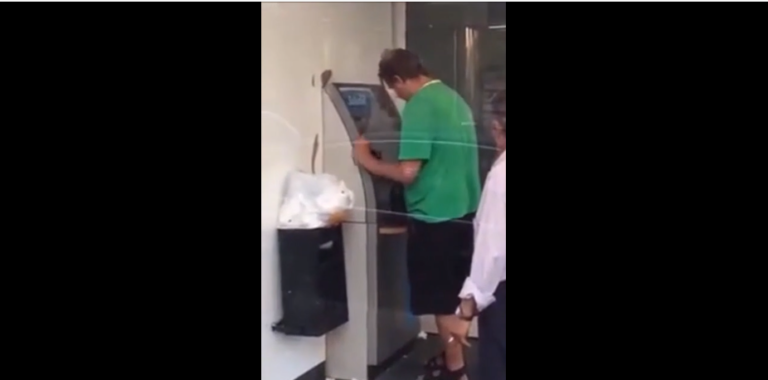 Cet homme ivre est trop bourré tente de retirer de l&rsquo;argent au distributeur !