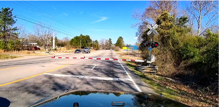 Il grille le passage à niveau mais va vite le regretter… instant Karma !