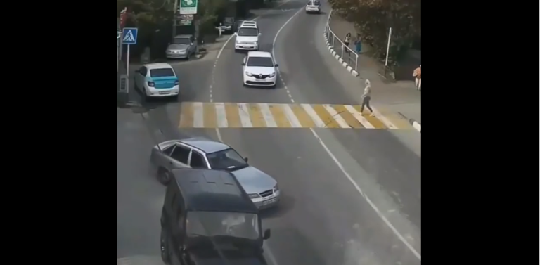 Le pire automobiliste au monde fait vraiment n’importe quoi en réalisant un demi-tour