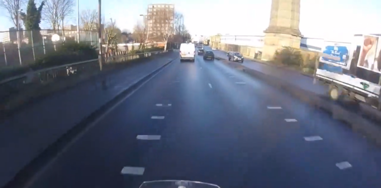 Une piétonne traverse sans regarder et se fait renverser par un motard !