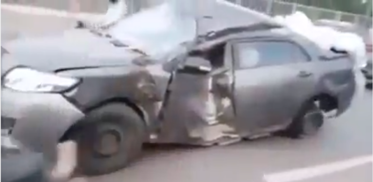 Il continu à rouler avec son épave, une vraie épave !