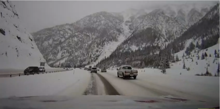 Aux Etats-Unis, des véhicules se font ensevelir par une avalanche